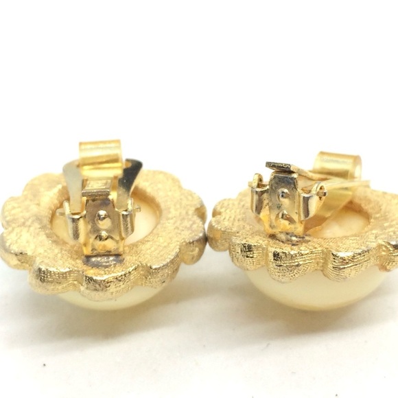 VINTAGE HOBE LUCITE CONFETTI CLIP ON EARRINGS GOLD TONE CUSTARD YELLOW BUTTON - Picture 13 of 14